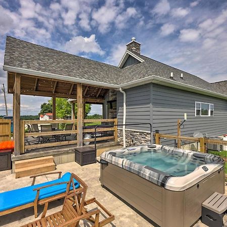 Chic Williamstown Retreat With Pool And Hot Tub! Villa Eksteriør billede
