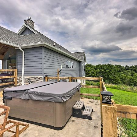 Chic Williamstown Retreat With Pool And Hot Tub! Villa Eksteriør billede