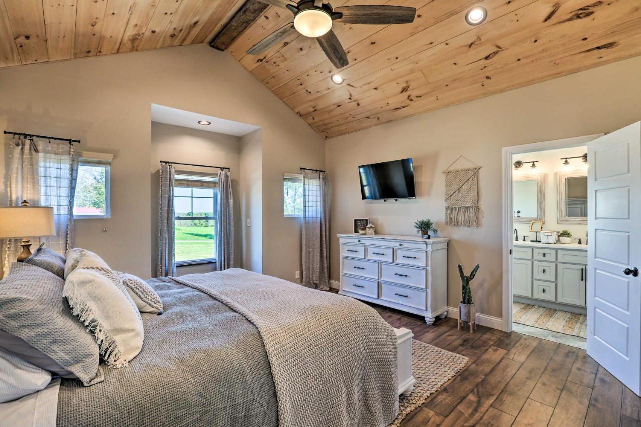 Chic Williamstown Retreat With Pool And Hot Tub! Villa Eksteriør billede