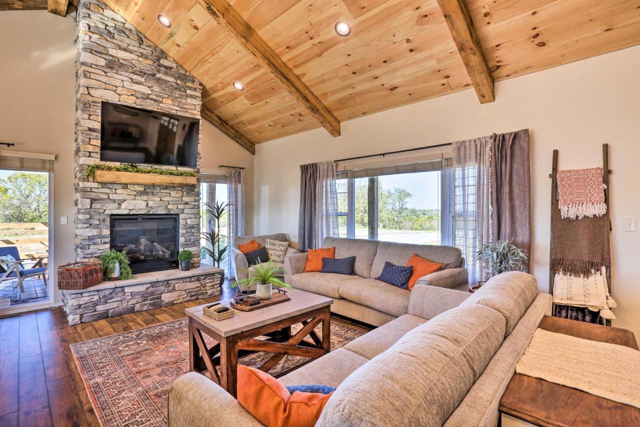 Chic Williamstown Retreat With Pool And Hot Tub! Villa Eksteriør billede