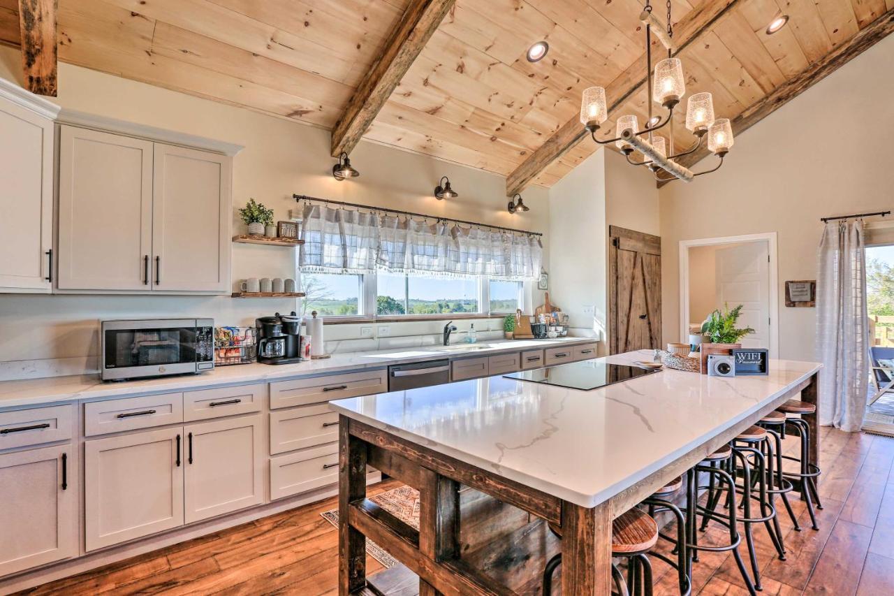 Chic Williamstown Retreat With Pool And Hot Tub! Villa Eksteriør billede
