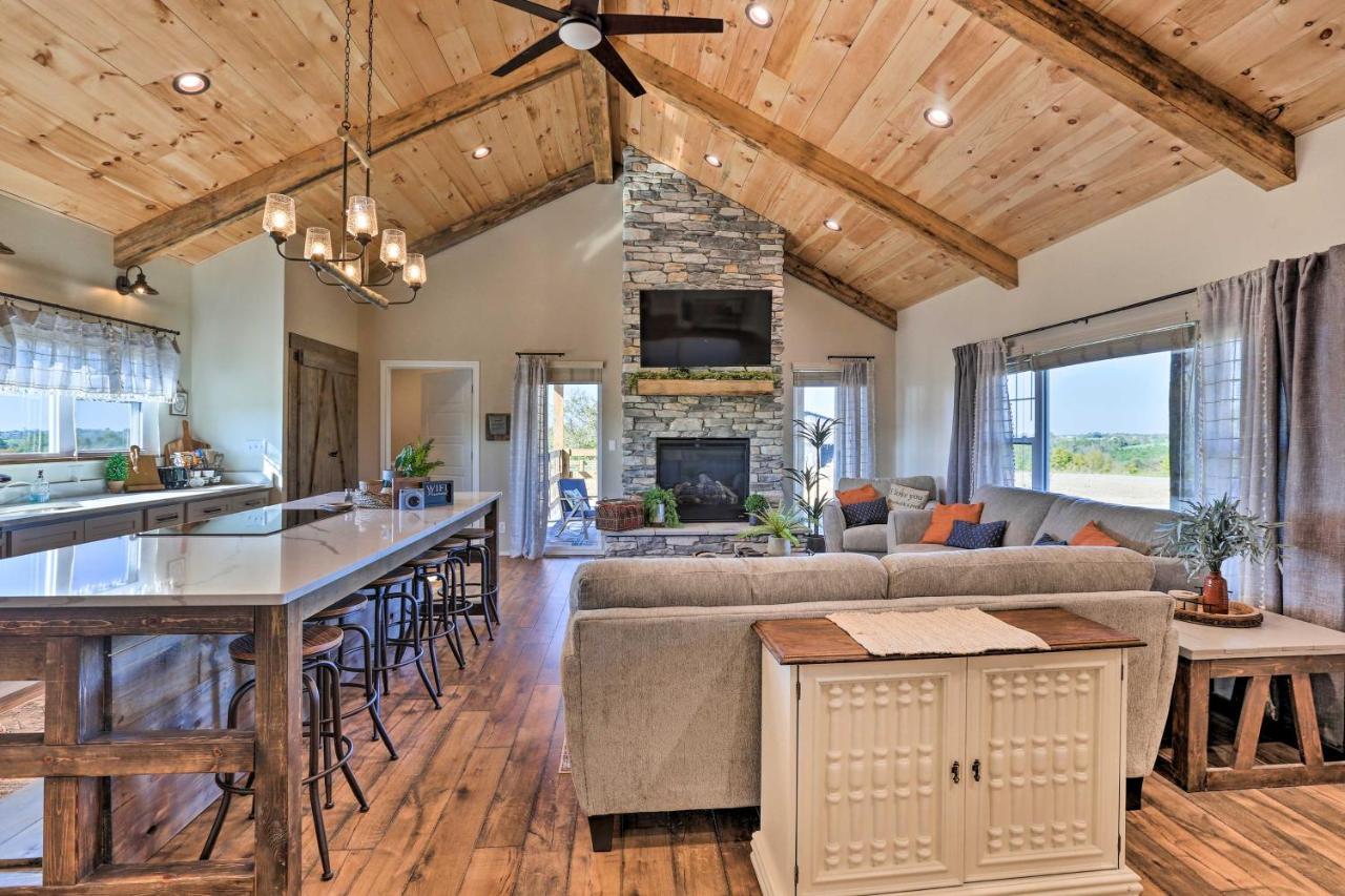 Chic Williamstown Retreat With Pool And Hot Tub! Villa Eksteriør billede