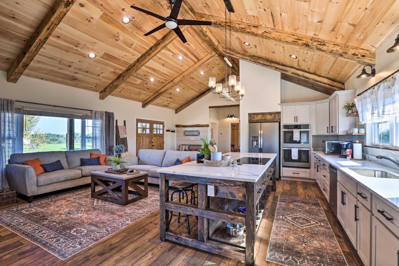 Chic Williamstown Retreat With Pool And Hot Tub! Villa Eksteriør billede