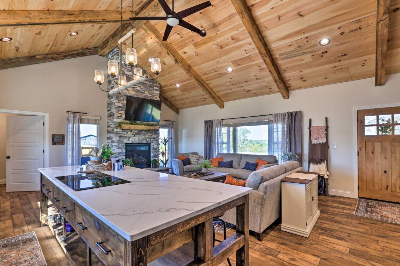 Chic Williamstown Retreat With Pool And Hot Tub! Villa Eksteriør billede