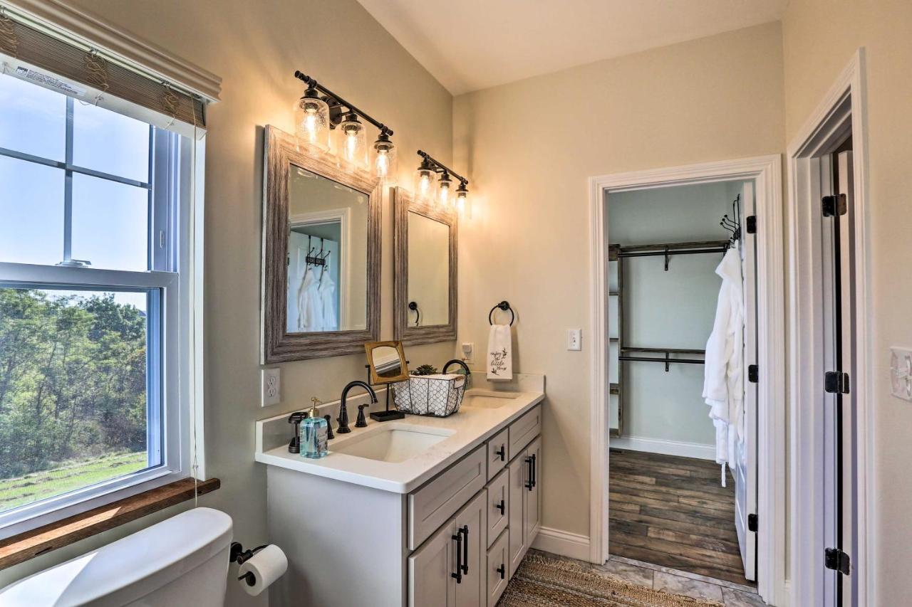 Chic Williamstown Retreat With Pool And Hot Tub! Villa Eksteriør billede