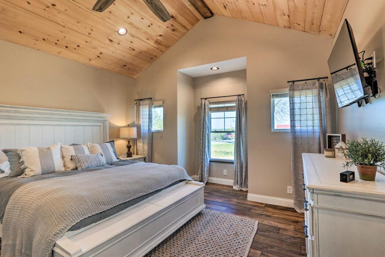 Chic Williamstown Retreat With Pool And Hot Tub! Villa Eksteriør billede