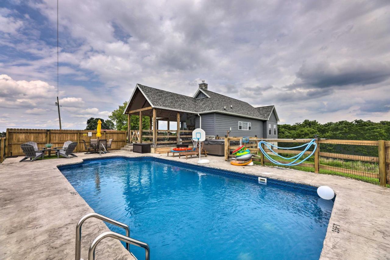 Chic Williamstown Retreat With Pool And Hot Tub! Villa Eksteriør billede