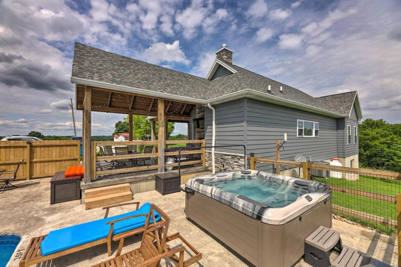 Chic Williamstown Retreat With Pool And Hot Tub! Villa Eksteriør billede
