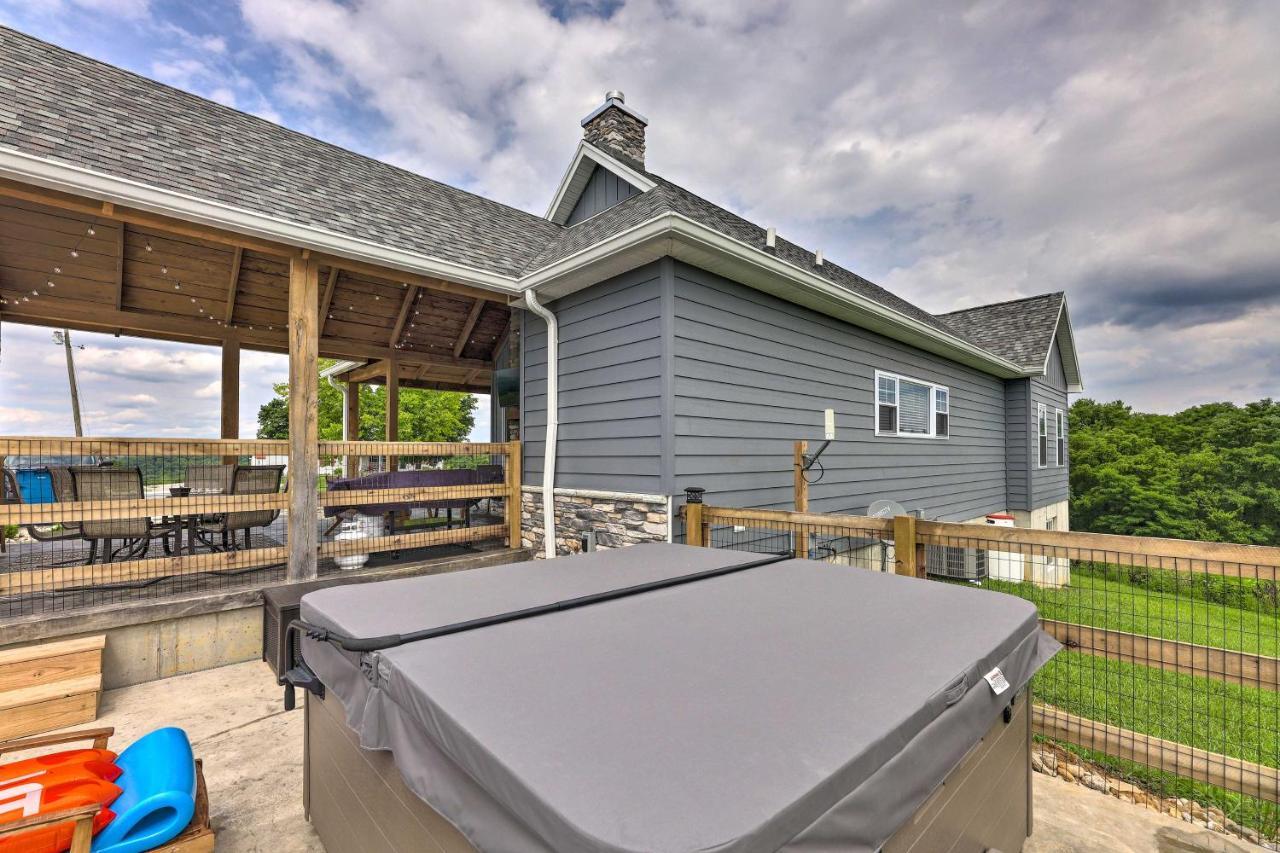 Chic Williamstown Retreat With Pool And Hot Tub! Villa Eksteriør billede